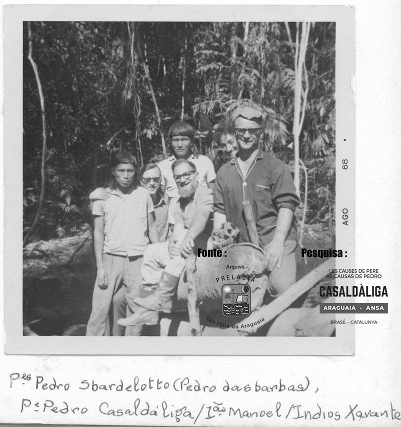 Pere Casaldàliga amb els indis Xavante tot just havent arribat a l'Amazònia