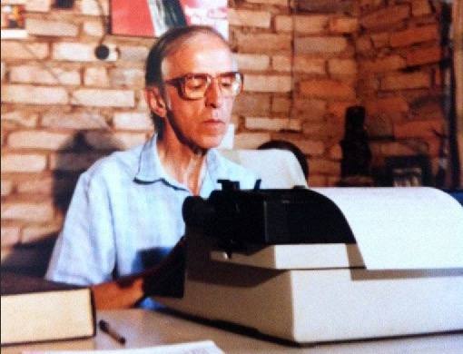 Pedro Casaldáliga escrevendo em sua casa de São Félix do Araguaia