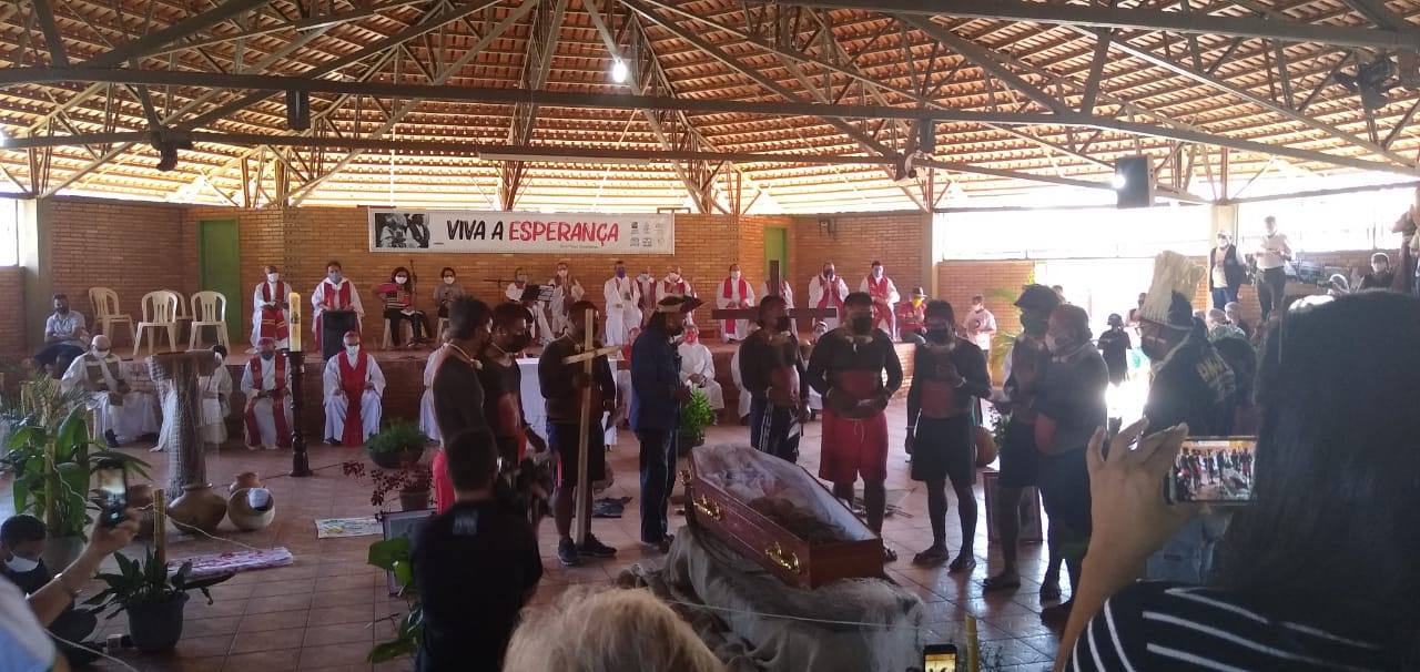 El poble Xavante s'acomiada de Pere Casaldàliga