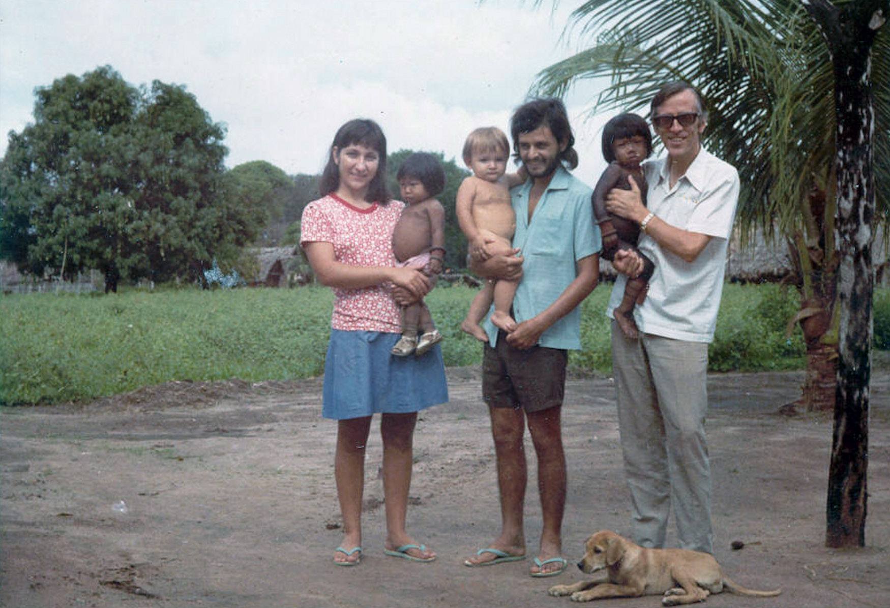 Pedro Casaldáliga com a autora deste texto, Eunice, seu marido Luiz e seu filho André logo após chegarem à comunidade indígena Apyãwa.