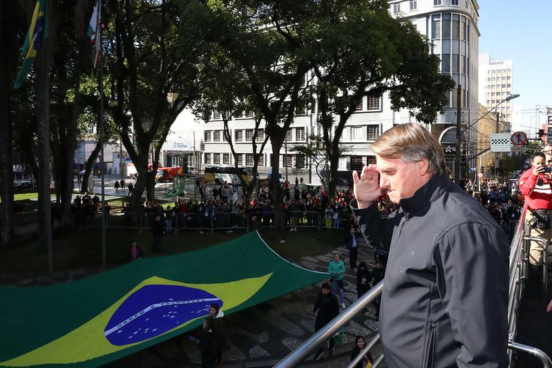 Bolsonaro hace el saludo militar en la "Marcha para Jesus"